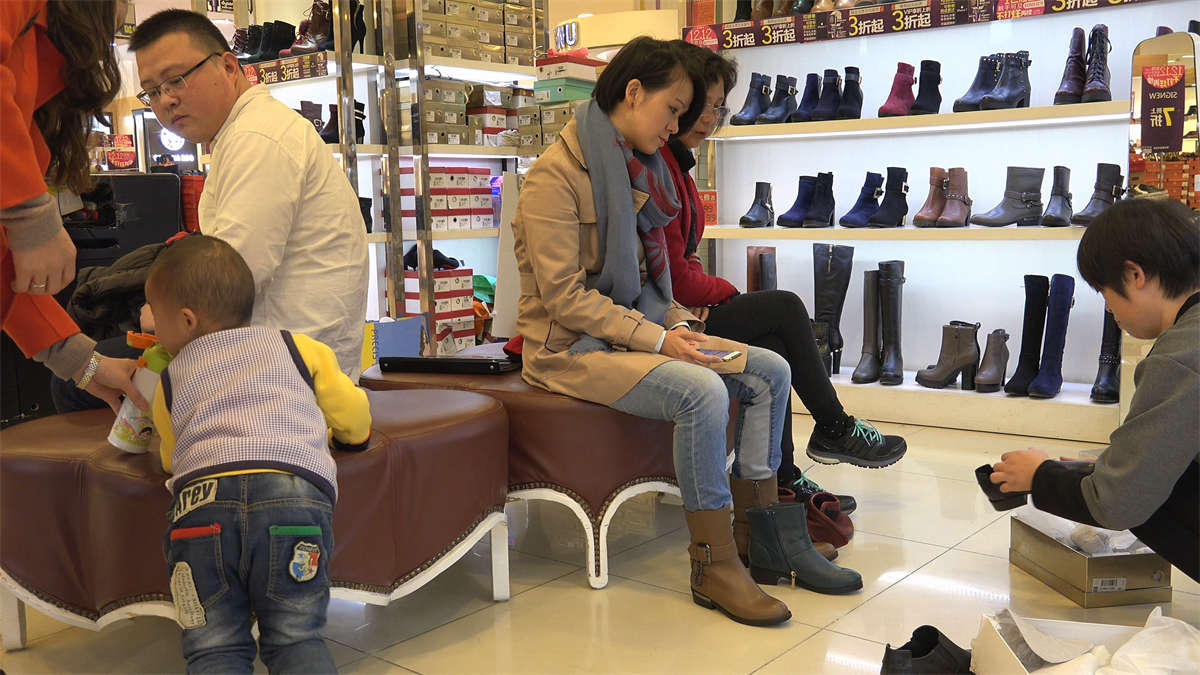 图片[2]-商场各色袜类试鞋-日更街拍