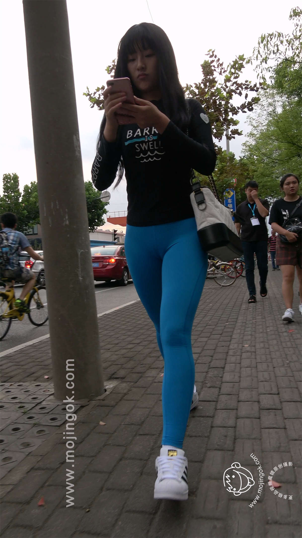 图片[2]-丰臀饱满美三角弹力裤美女-日更街拍