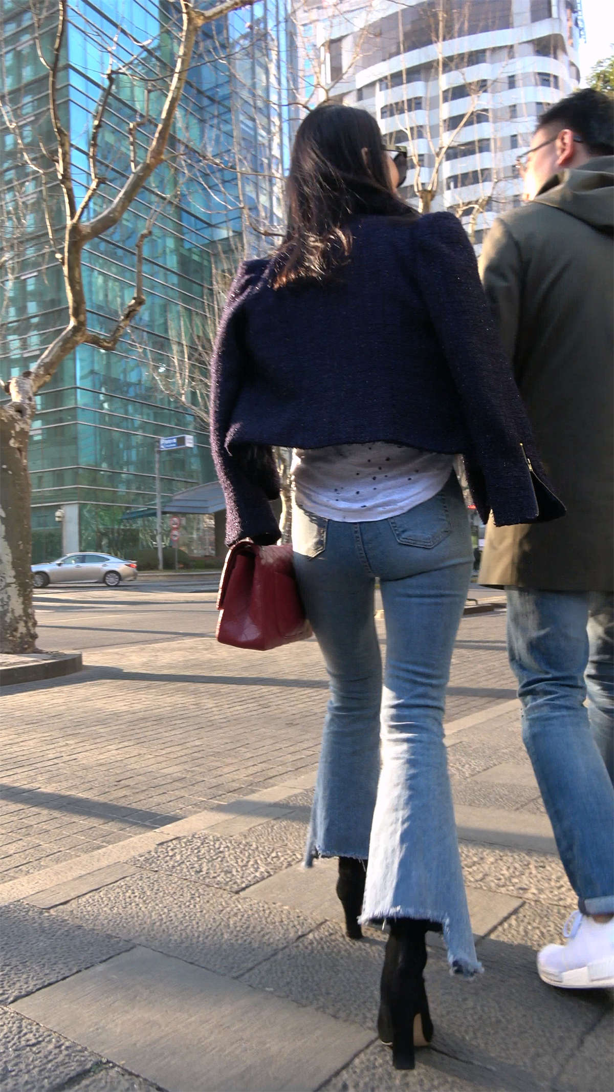街拍宽臀牛仔喇叭裤熟女姐姐-日更街拍