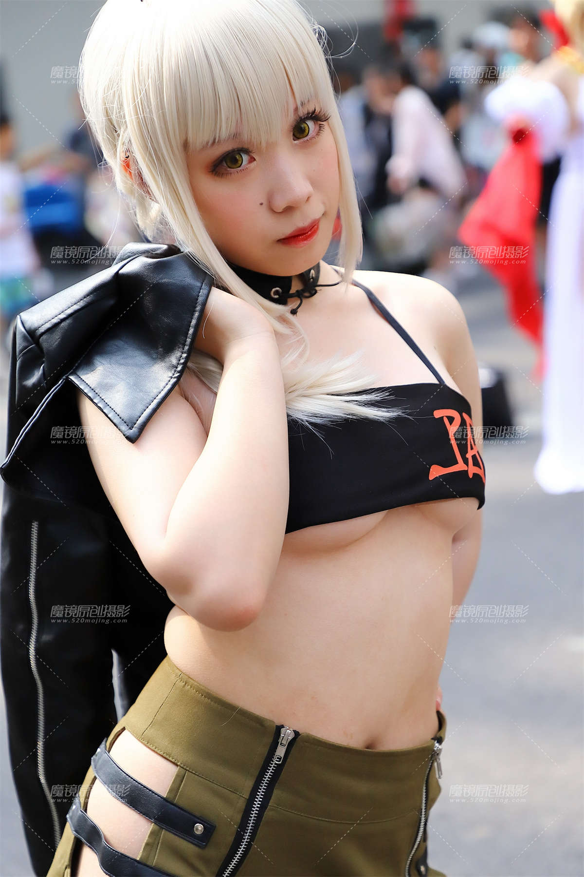 黑色抹胸短裙coser-日更街拍