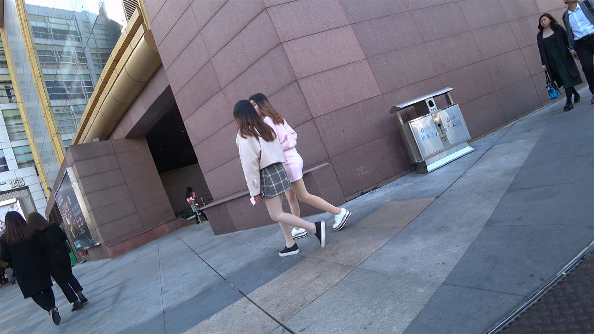 图片[2]-粉色美裙丝袜小清新美眉-日更街拍