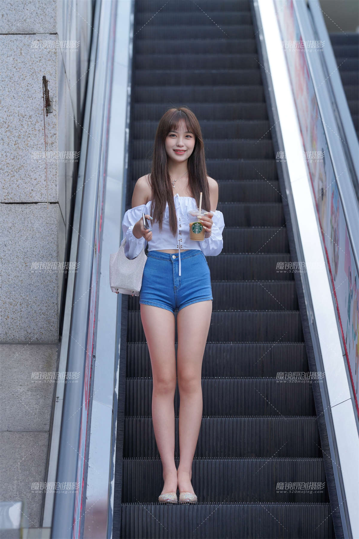 清新可爱的热裤女孩-日更街拍