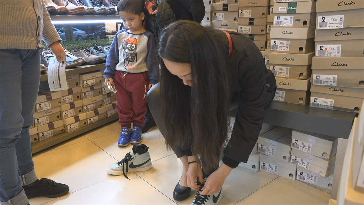 图片[2]-穿黑色棉袜的皮裤美女-日更街拍