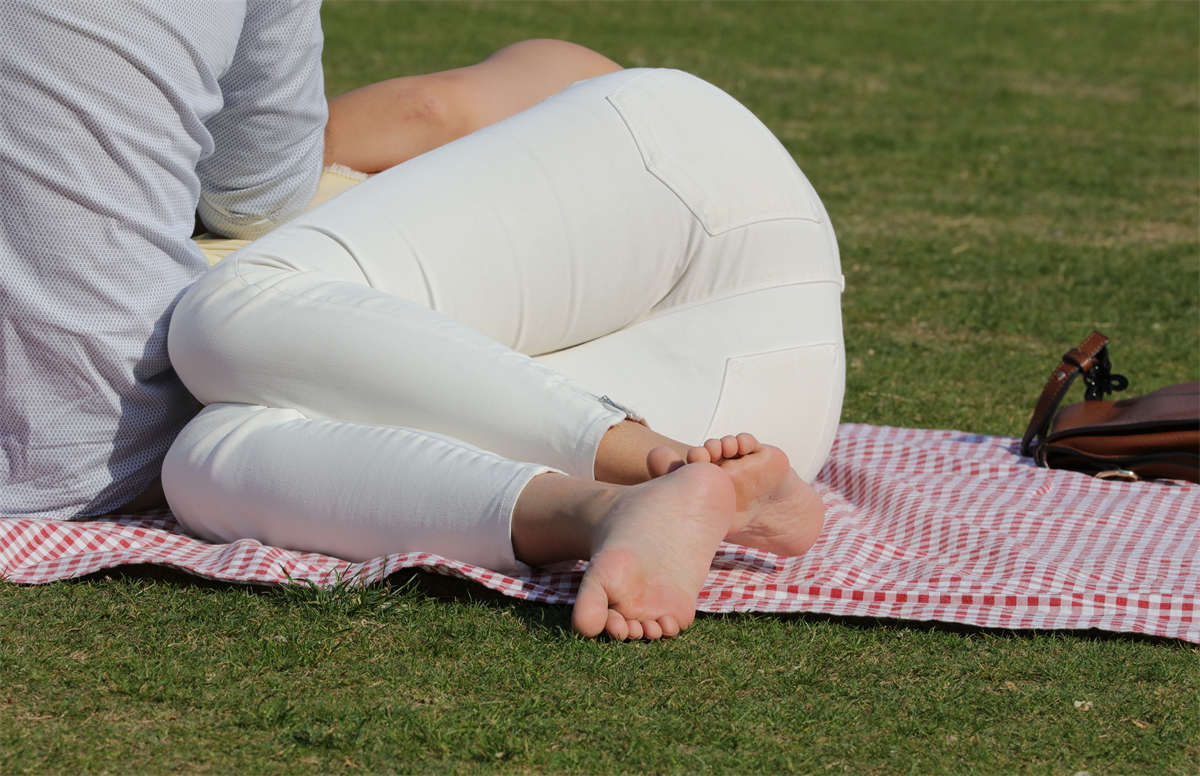 图片[2]-踏青公园街拍系列No.1739 高挑优雅的九头身美女，脱了鞋在草地上玩出的姿势还真不少 第3套-日更街拍