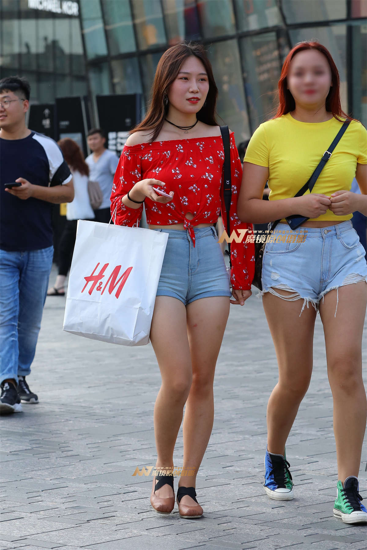 【视觉冲击赛帖】一字肩，勒紧热裤美眉-日更街拍
