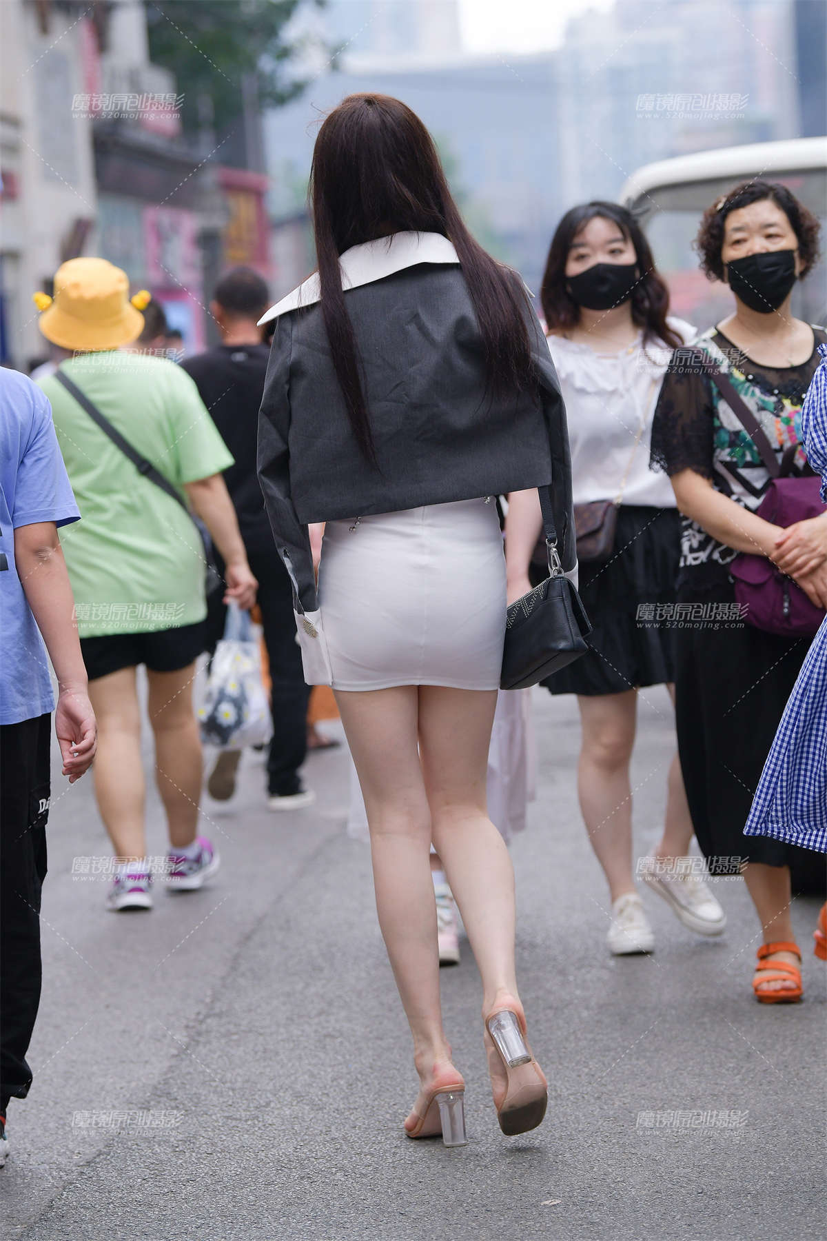 图片[2]-【视觉冲击赛贴】穿梭在步行街中的焦点-日更街拍