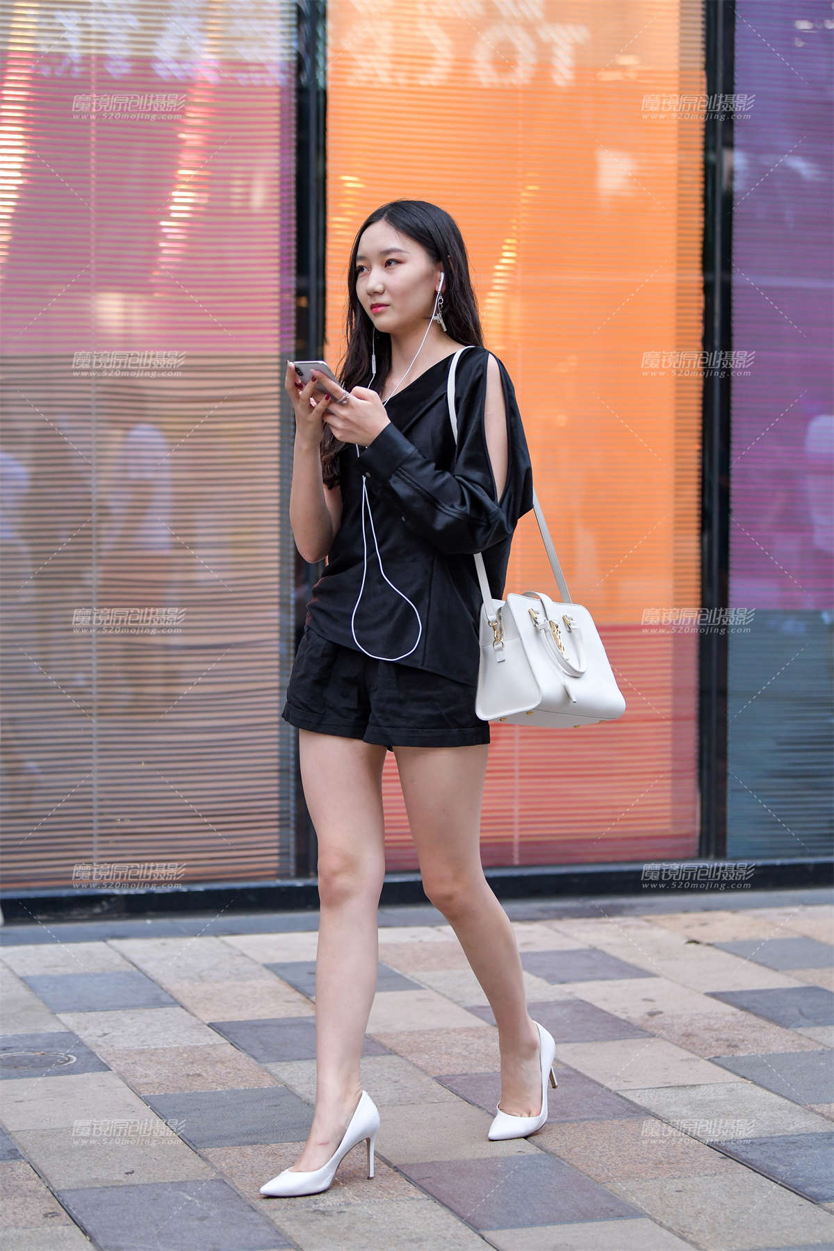 白色高跟长腿美女-日更街拍