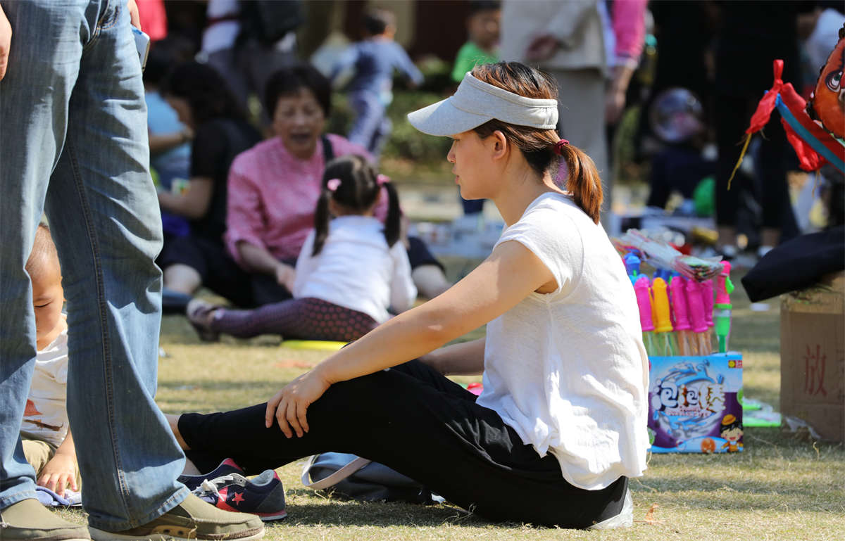 图片[2]-踏青公园街拍系列No.1228 一双细嫩的少妇美足叠起了罗汉-日更街拍