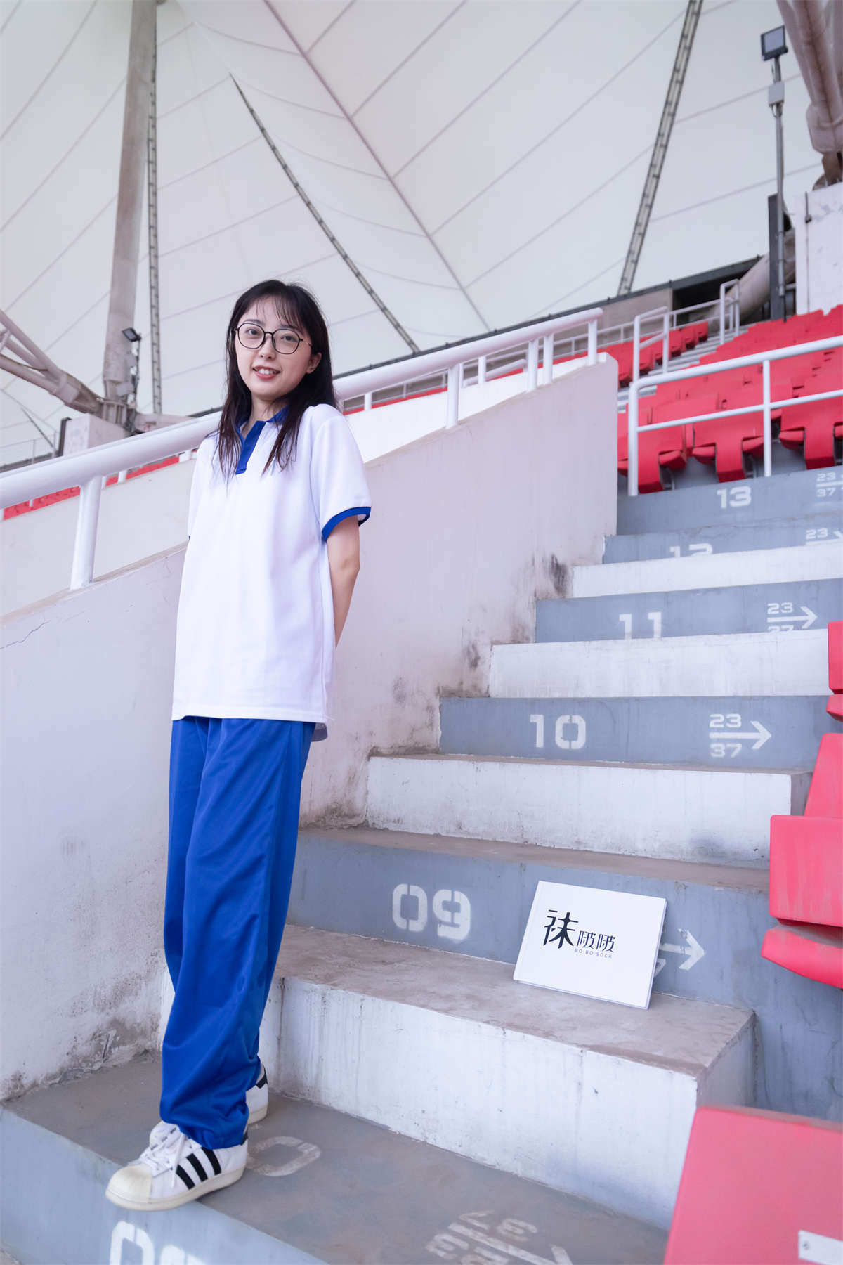 图片[2]-袜啵啵 No.002 稚予-校服、贝壳头、白棉袜、裸足常规版-日更街拍