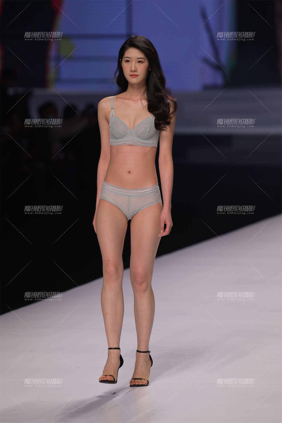 T台内衣秀，一套俩模-日更街拍