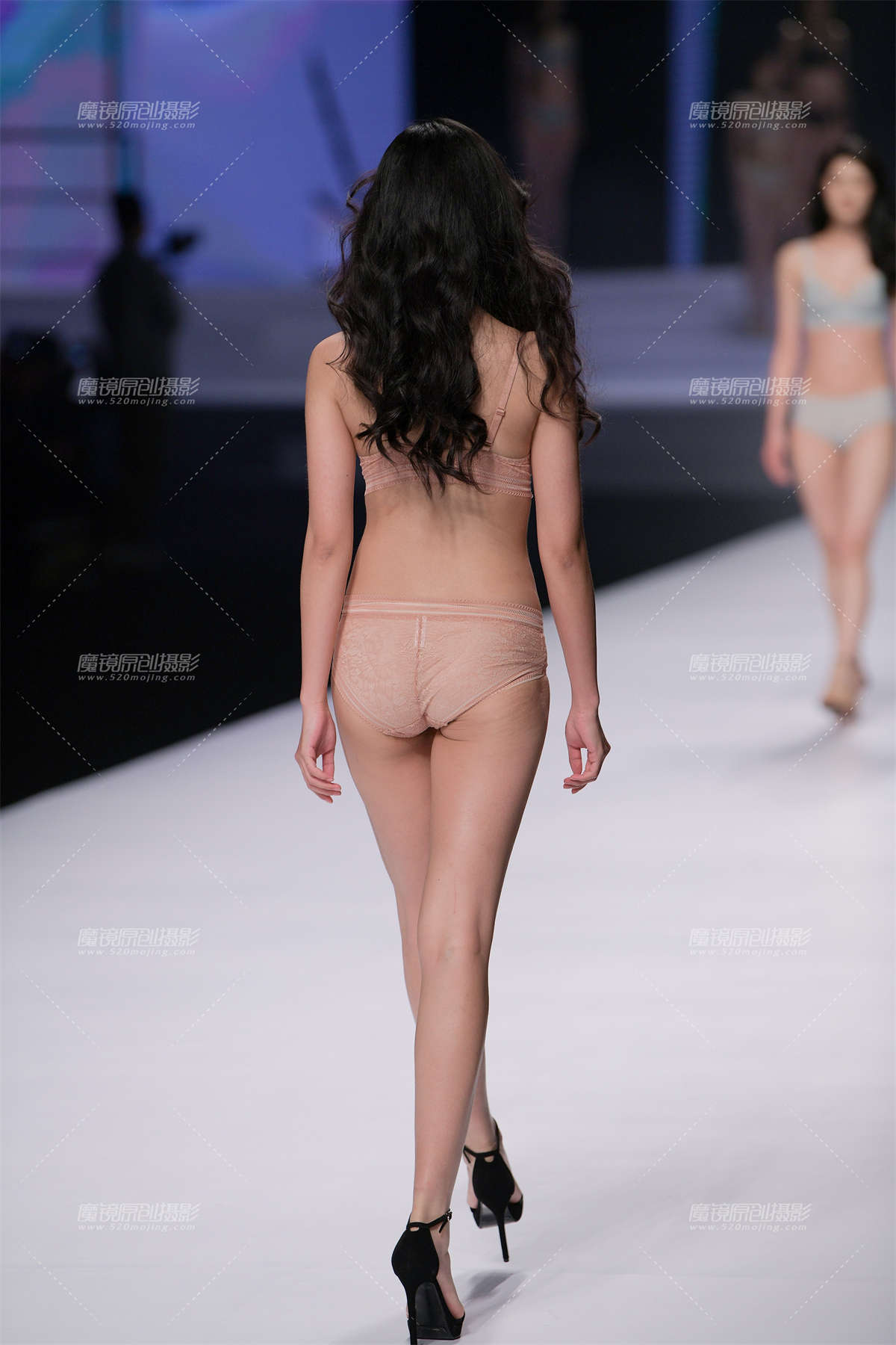 图片[2]-T台内衣秀，一套俩模-日更街拍