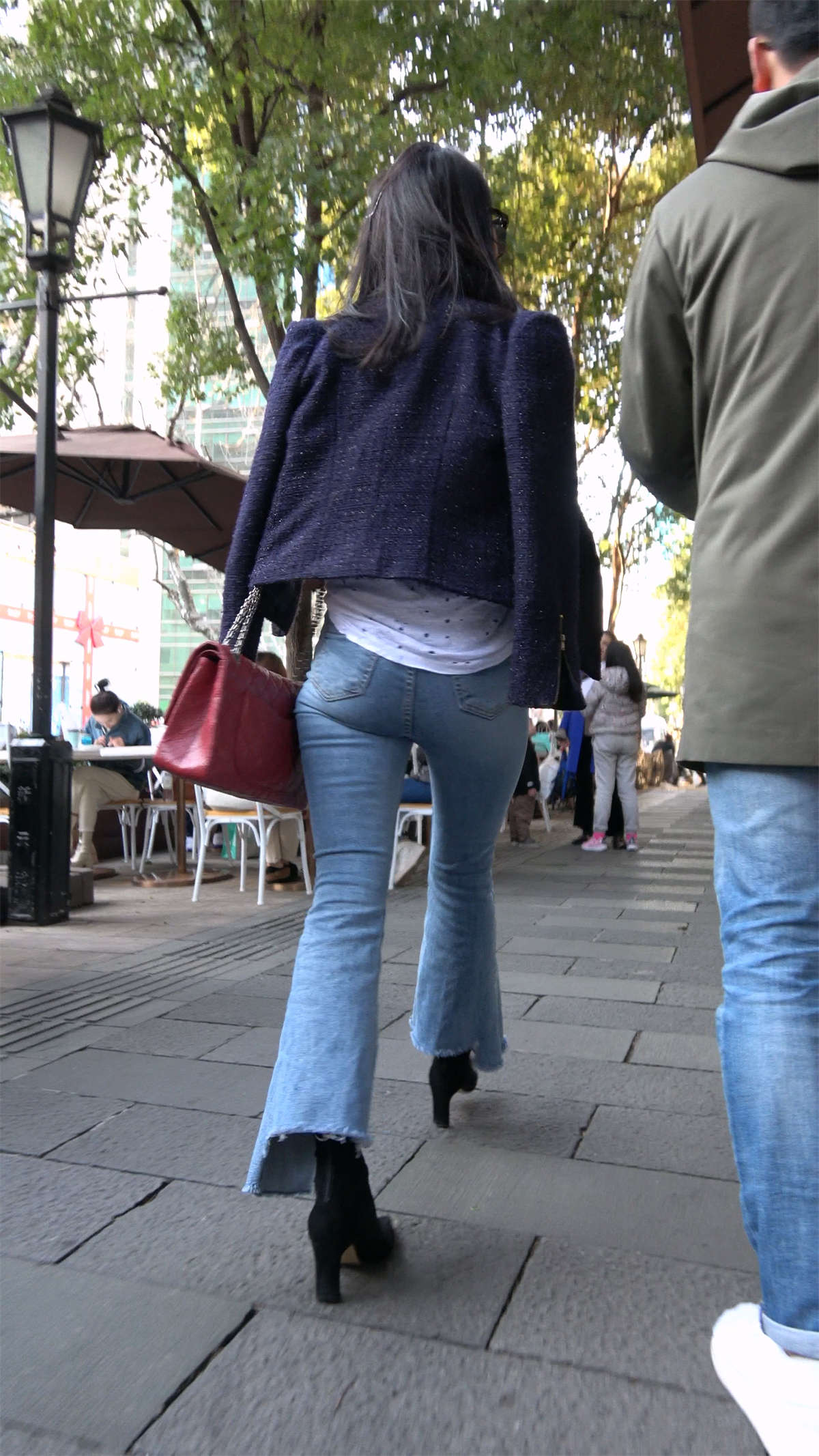 紧身牛仔喇叭裤性感美女姐姐-日更街拍