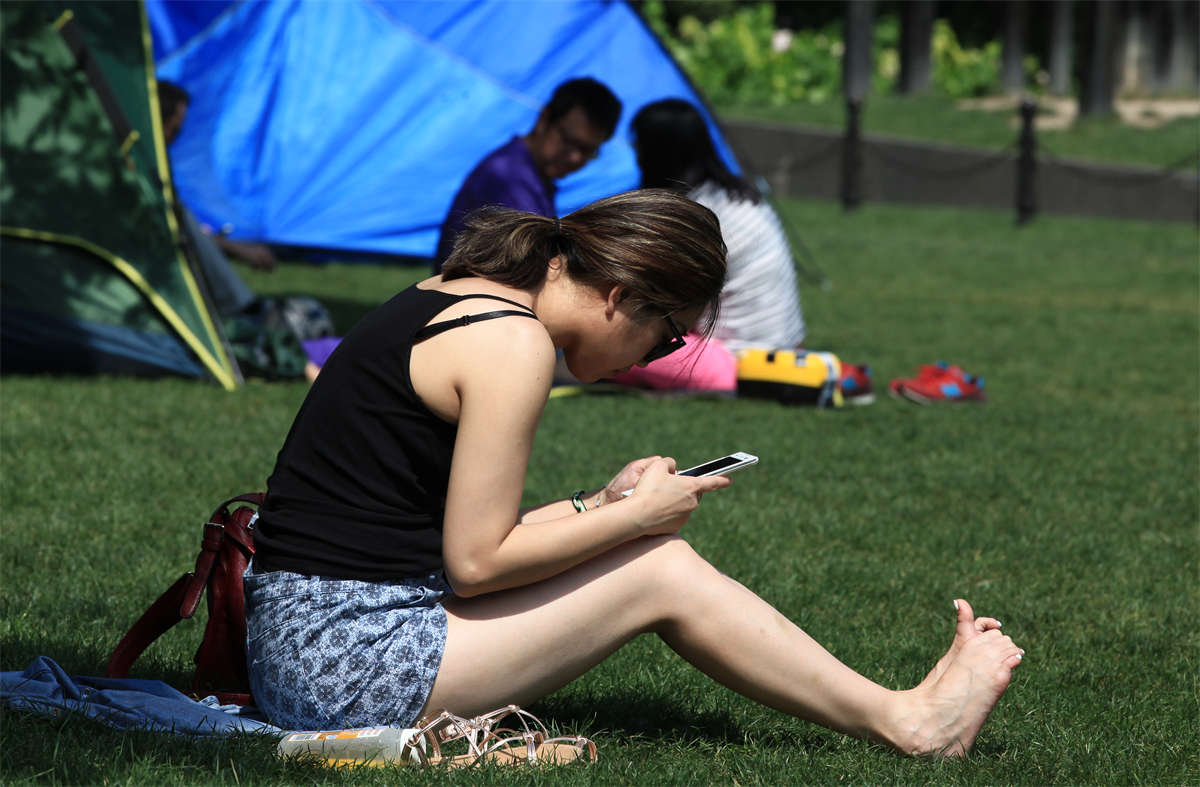 图片[2]-踏青公园街拍系列No.1036 毫无疑问，这是一双标致的青春美腿和玉足-日更街拍