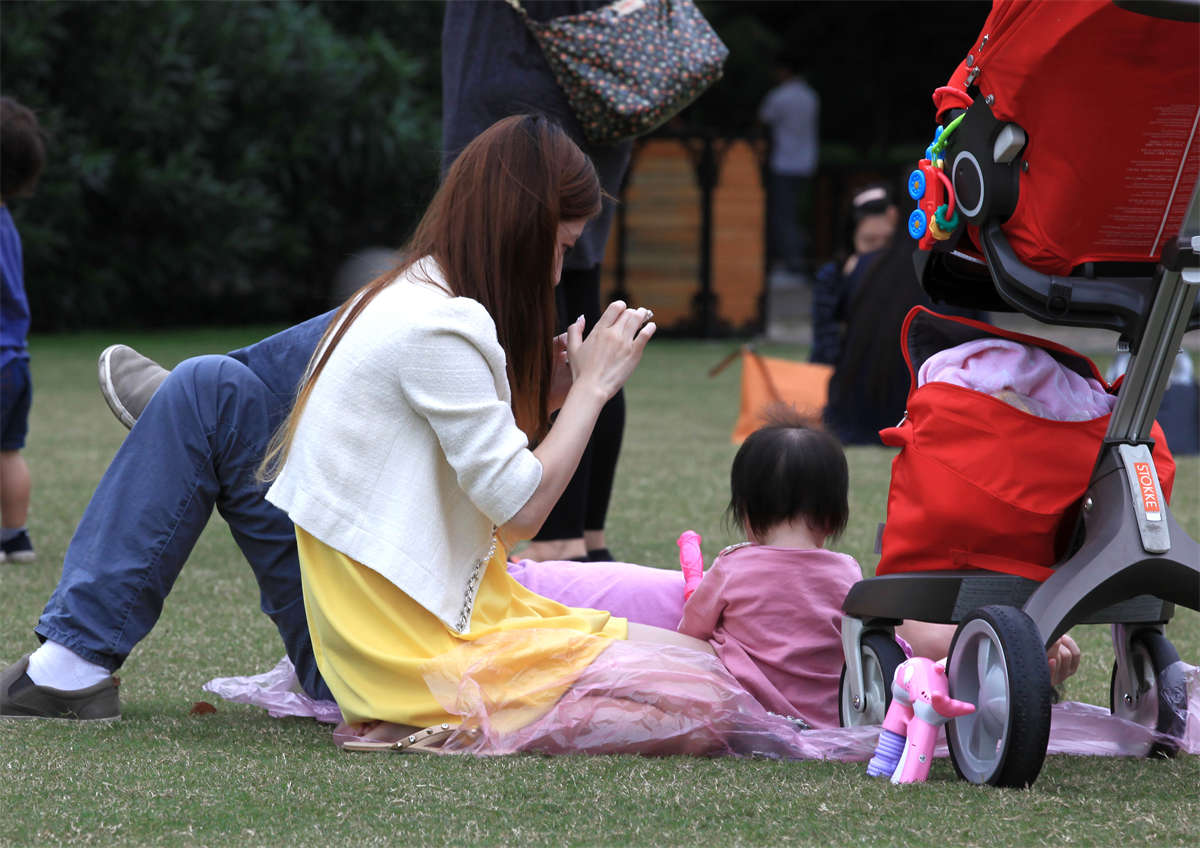 踏青公园街拍系列No.1229 一双美足都脱了鞋，还藏着腋着干嘛-日更街拍