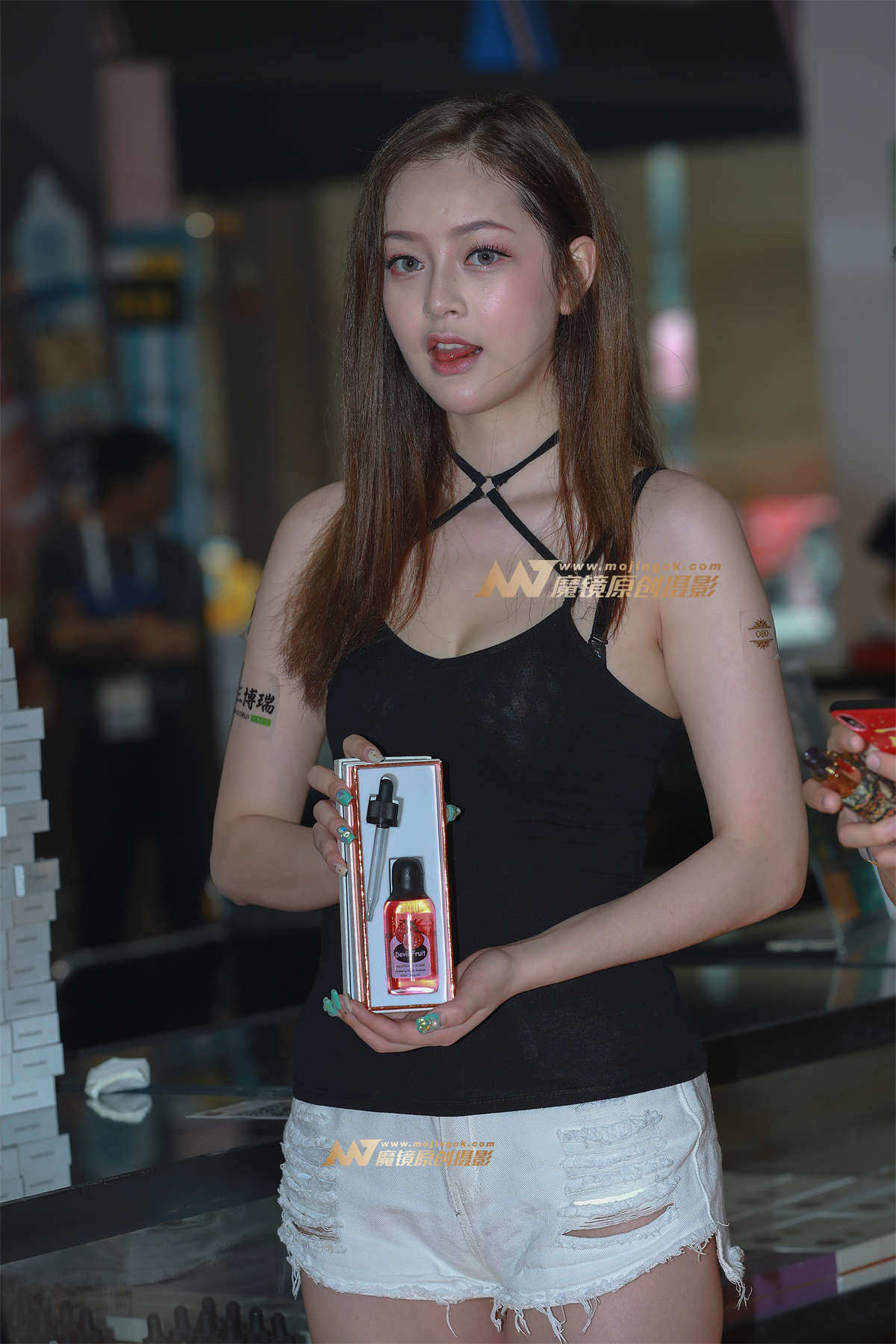 【视觉冲击赛贴】舌尖上的诱惑，大长腿美女-日更街拍