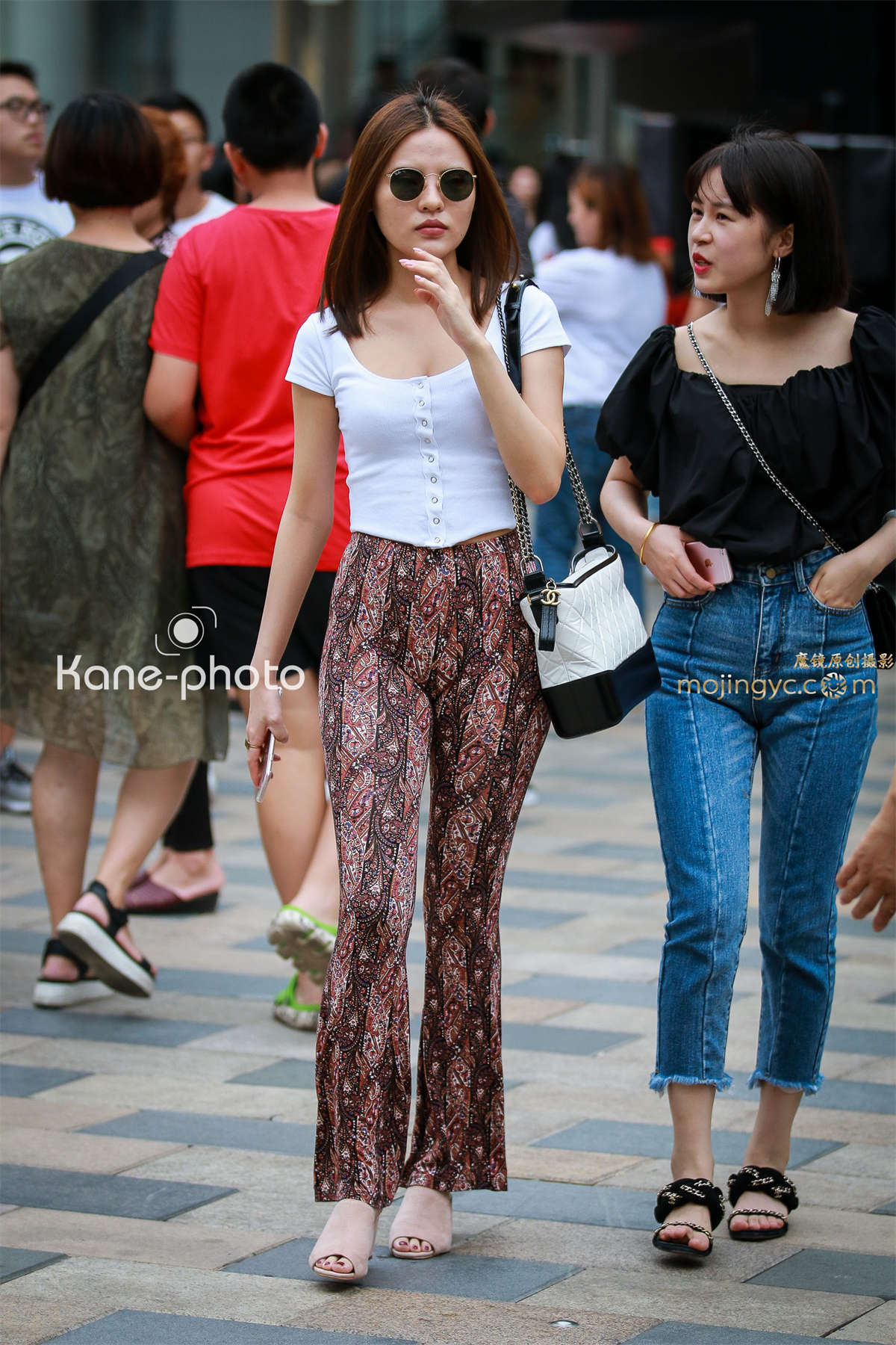 妹纸的紧身花裤太性感-日更街拍