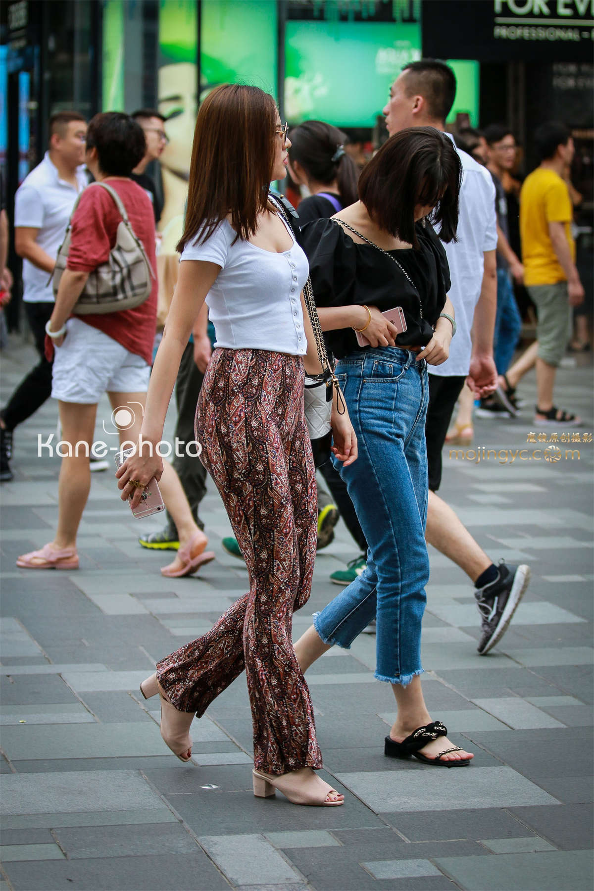 图片[2]-妹纸的紧身花裤太性感-日更街拍