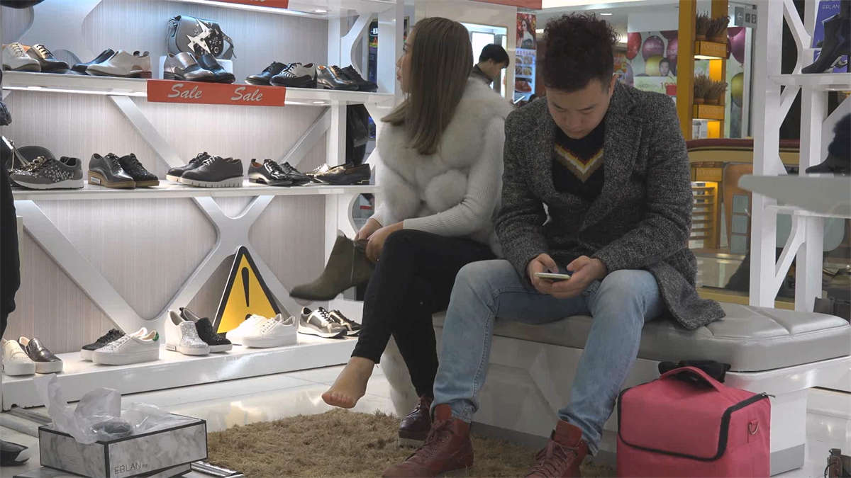 图片[2]-白色棉衣气质裸足美妞-日更街拍