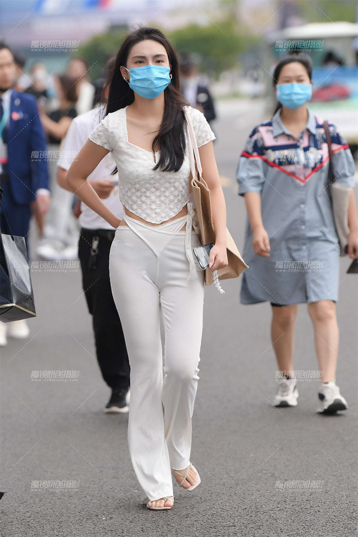 白色休闲紧身裤-日更街拍