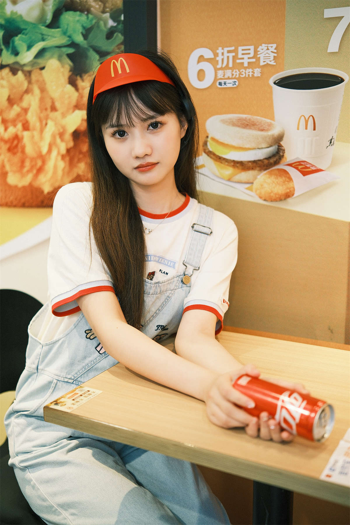 YITUYU艺图语 2023.09.15 麦当劳女孩 不许翘二郎腿插图1