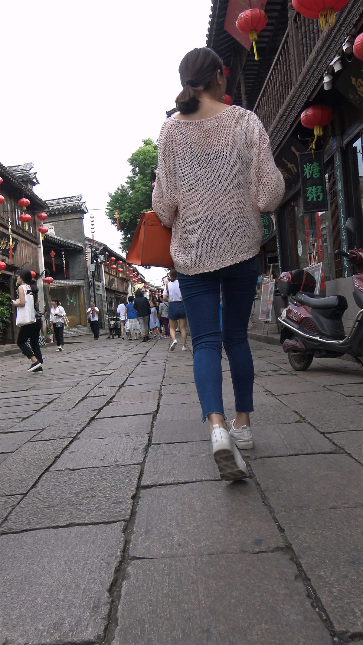 蓝色牛仔裤镂空毛衣天生丽质小姐姐爱拍照-日更街拍