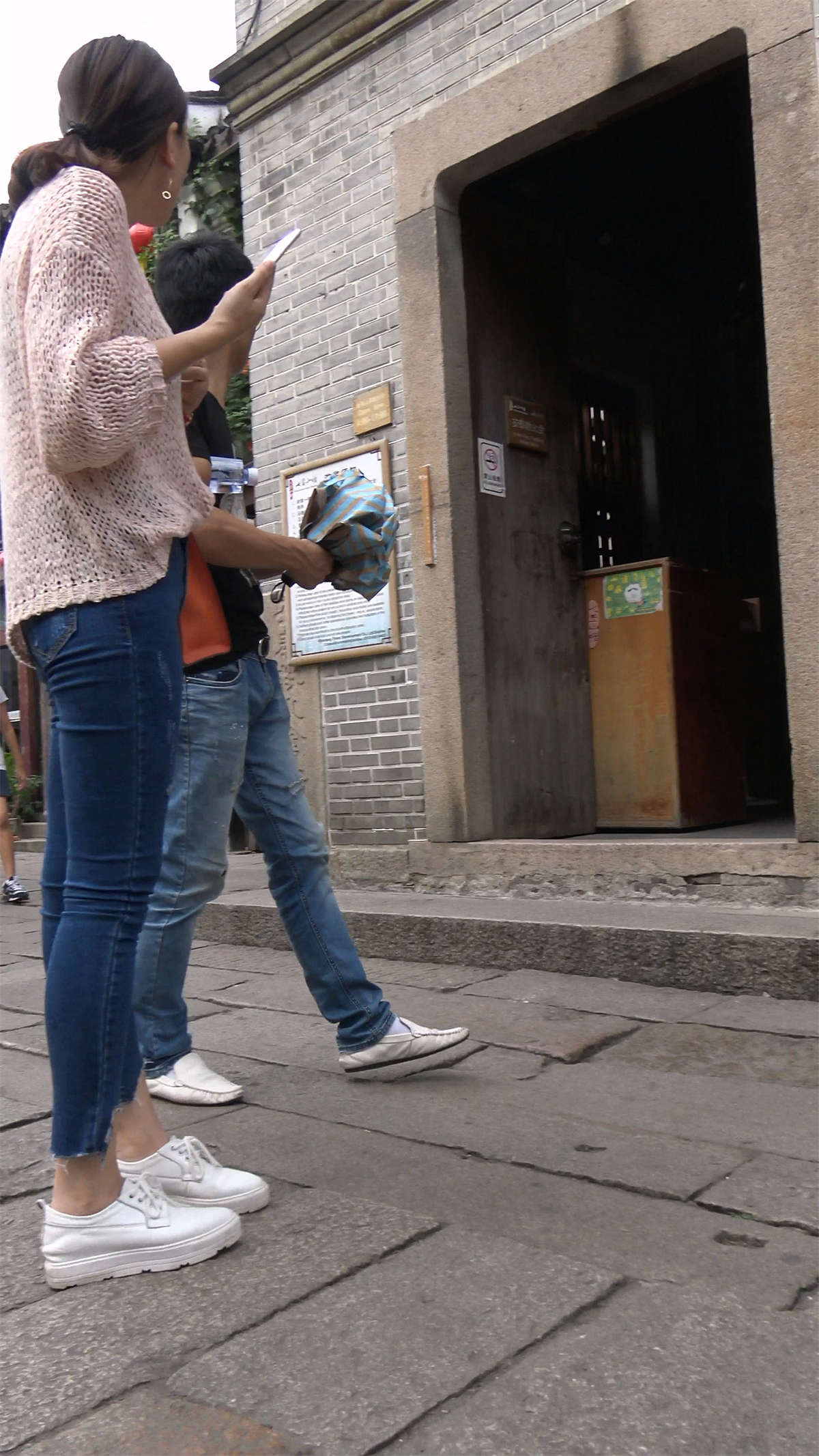 图片[2]-蓝色牛仔裤镂空毛衣天生丽质小姐姐爱拍照-日更街拍