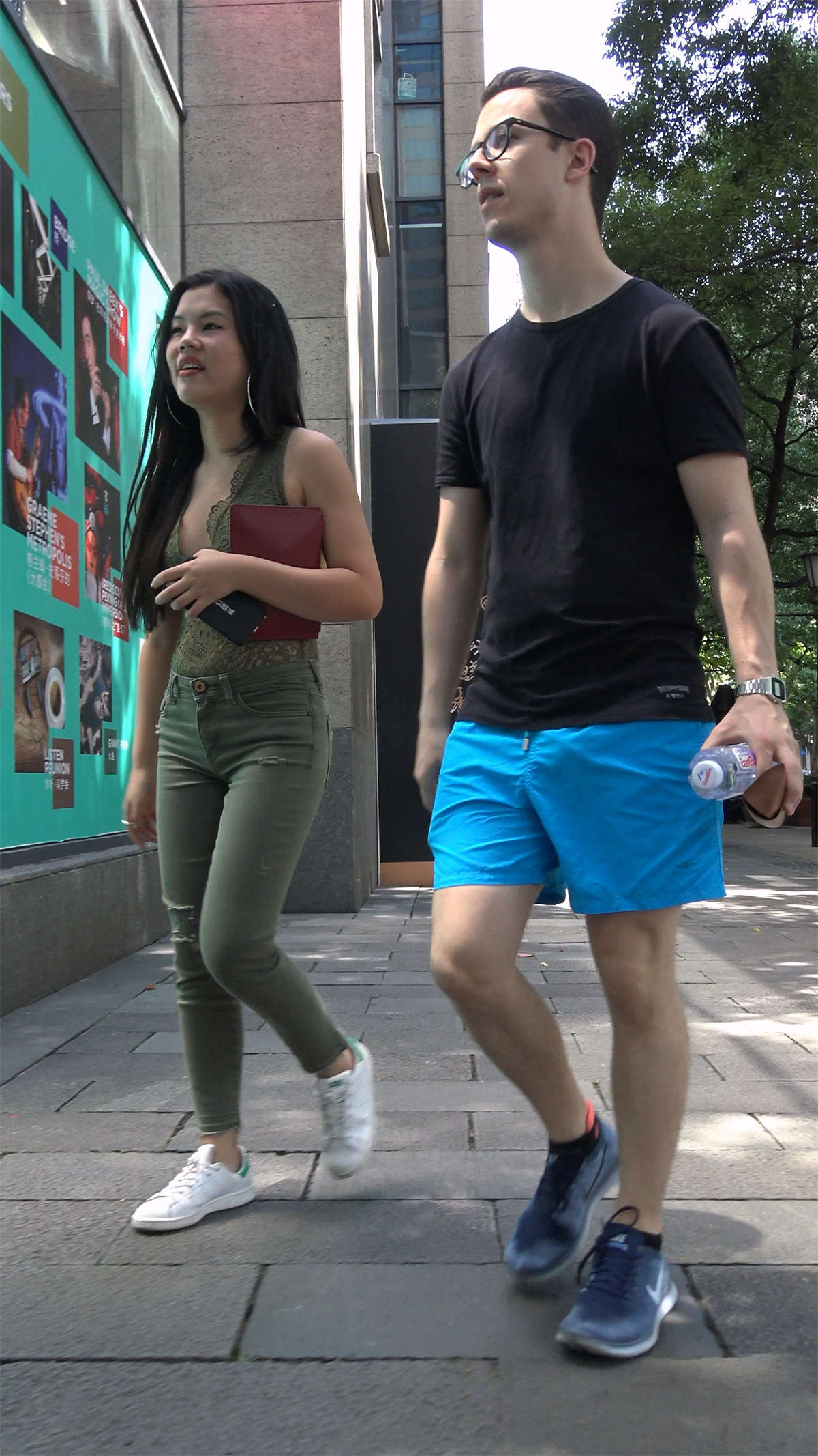 军绿色紧身裤性感肥臀美女-日更街拍