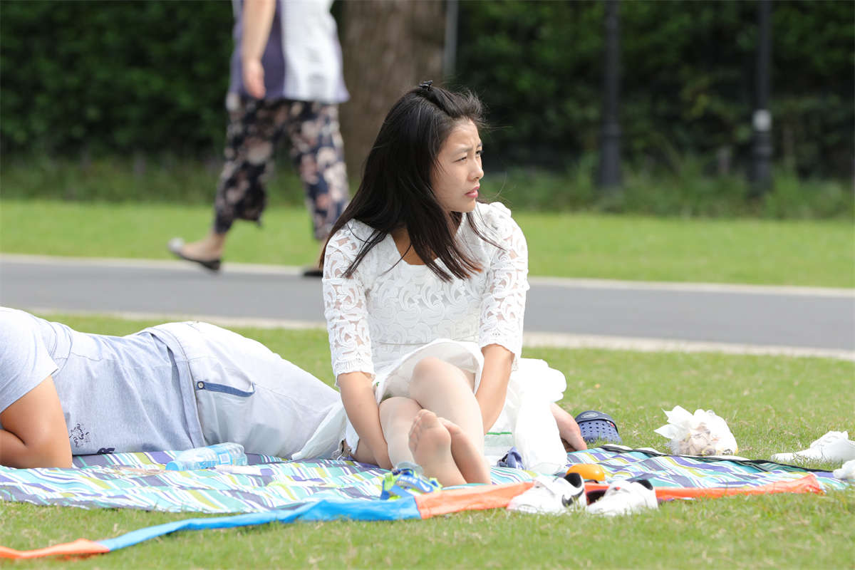 图片[2]-踏青公园街拍系列No.1037 气质非凡的美妇在白裙长丝的衬托下宛如少女般清新-日更街拍