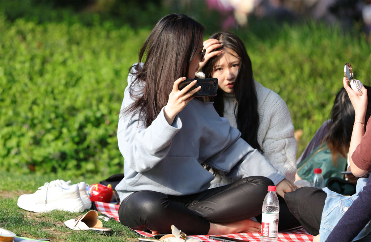 图片[2]-踏青公园街拍系列No.1741 高颜值女神级，能给看的玉足，分毫不能错过-日更街拍