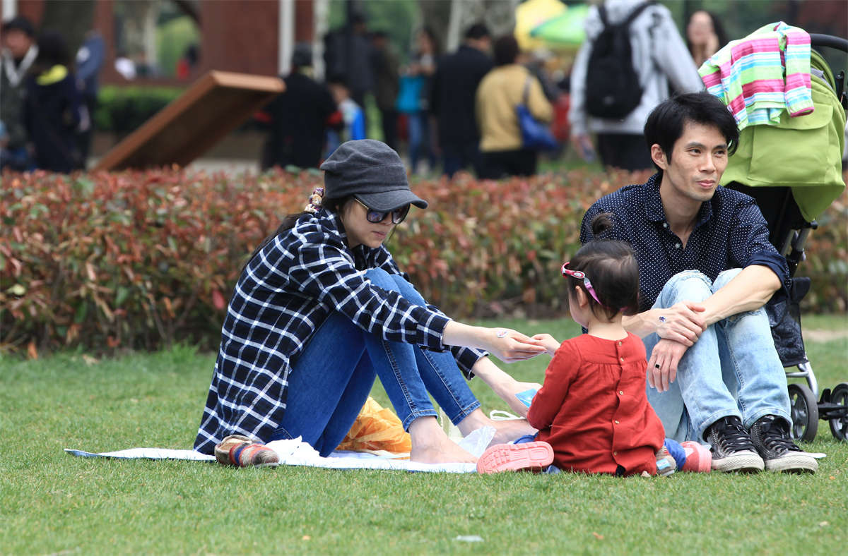 图片[2]-踏青公园街拍系列No.966 两次遇见，把一双干净的少妇素足拍摄到位 第2套-日更街拍