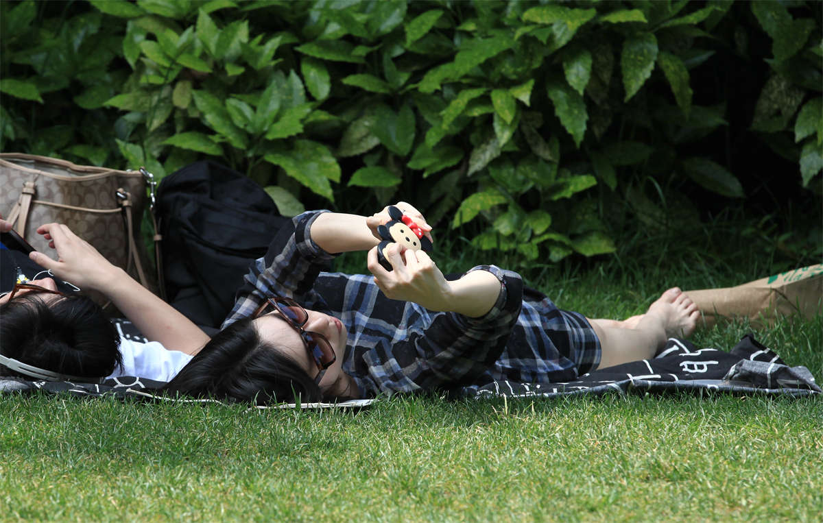 图片[2]-踏青公园街拍系列No.1230 一双雪白的小脚，露了，但只给你看一个角度-日更街拍