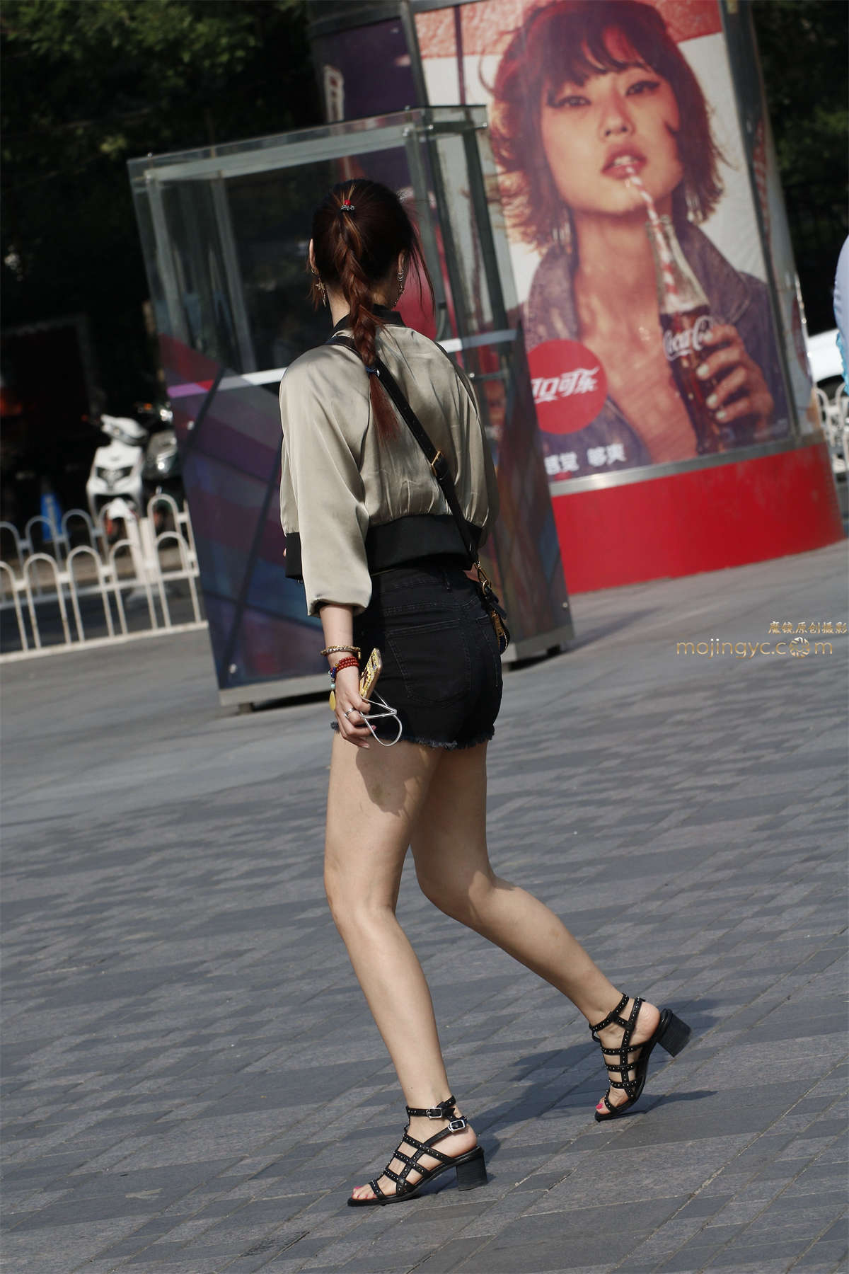 紧绷的热裤美腿小妹-日更街拍