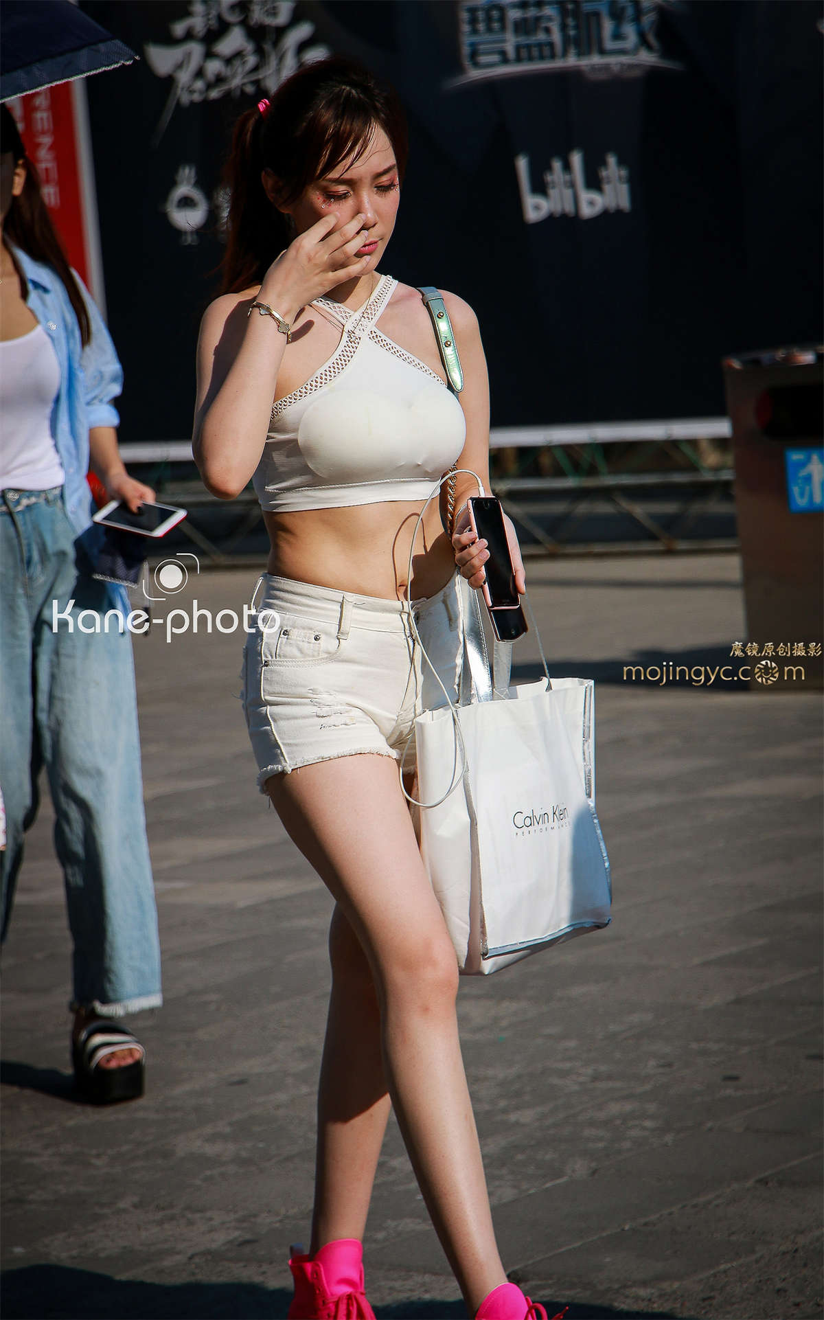 图片[2]-抹胸露脐热裤-日更街拍