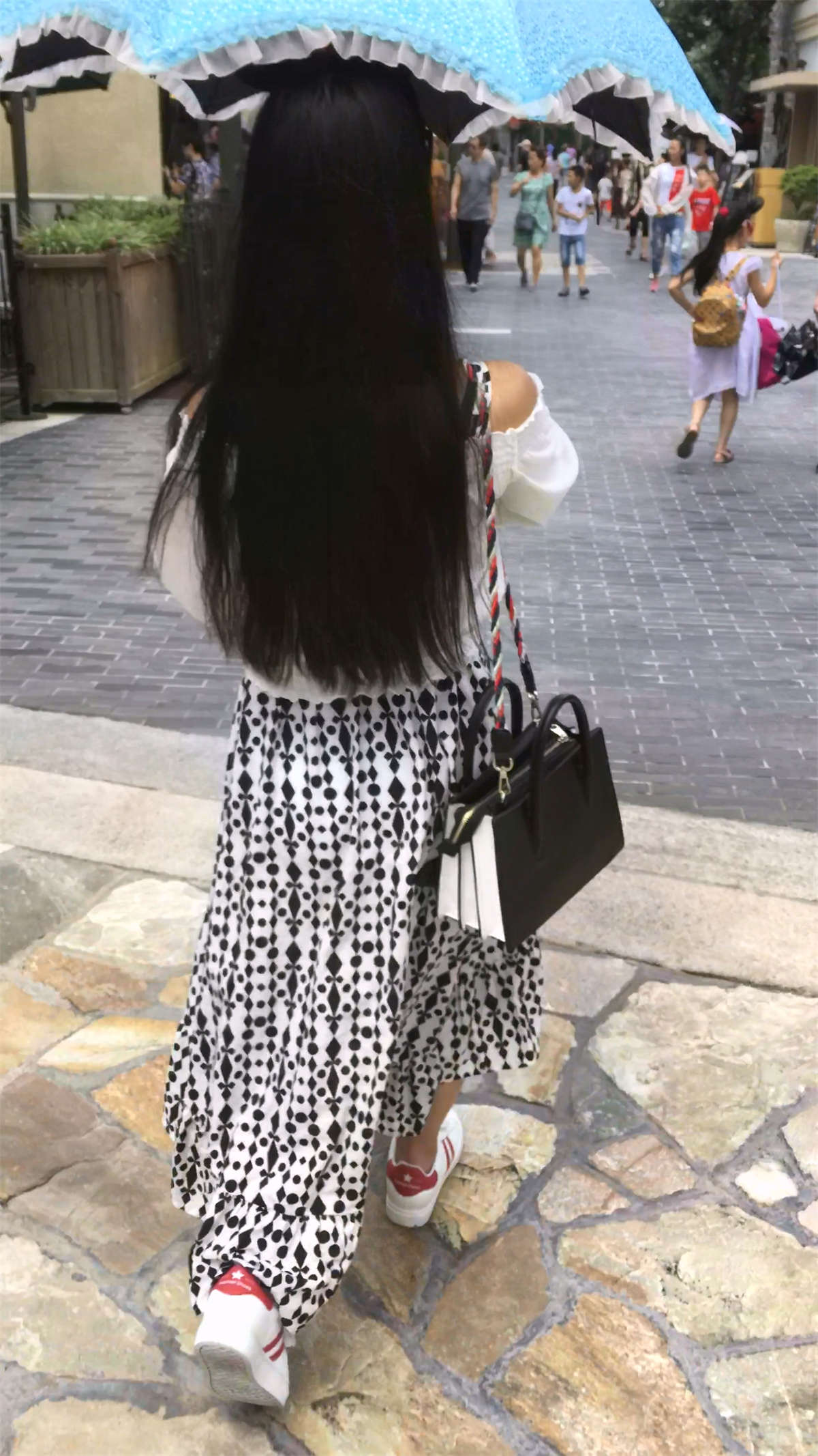 连衣长裙眼镜妹-日更街拍