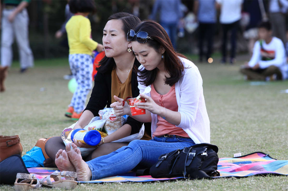 图片[2]-踏青公园街拍系列No.1038 没有对比就没有伤害，让长黑丝沦为陪衬的美脚 第1套-日更街拍