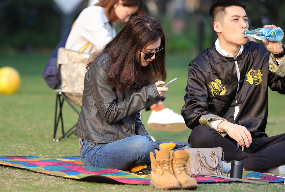 图片[2]-踏青公园街拍系列No.1742 高颜值妹子，细巧玉足穿着吸睛的黄色船袜-日更街拍