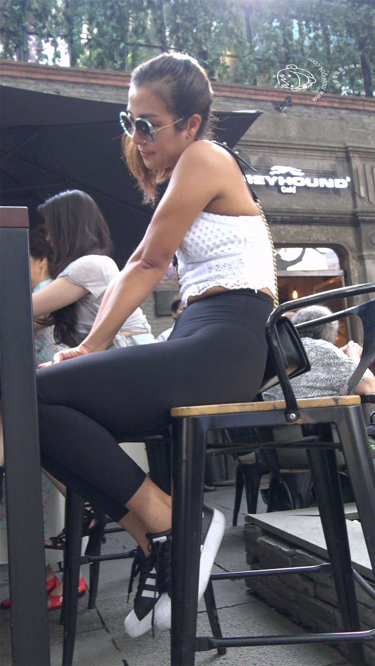 图片[2]-爱拍照的黑色紧身弹力裤宽臀美女-日更街拍