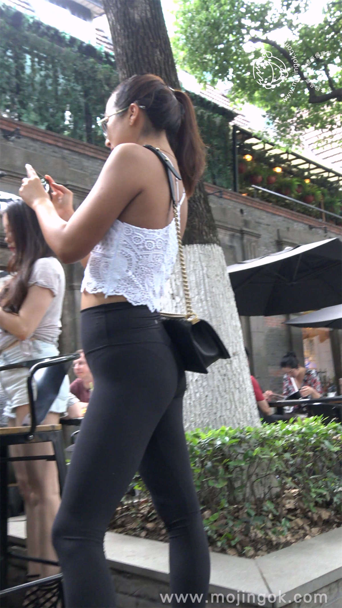 爱拍照的黑色紧身弹力裤宽臀美女-日更街拍