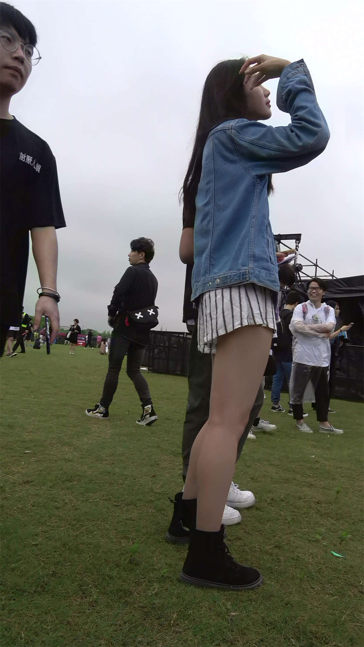 牛仔外套美腿逆天高颜值青春美女-日更街拍