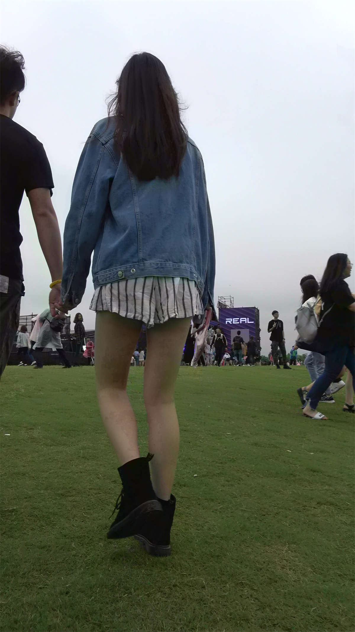 图片[2]-牛仔外套美腿逆天高颜值青春美女-日更街拍