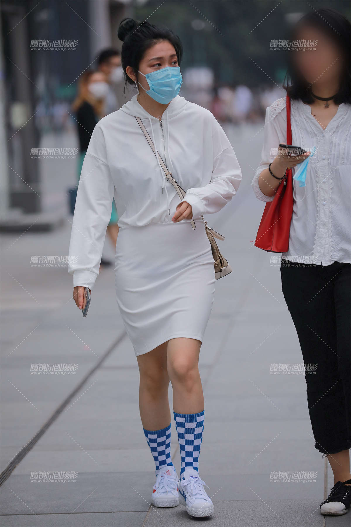 【玻璃街拍】性感白色包臀裙-日更街拍