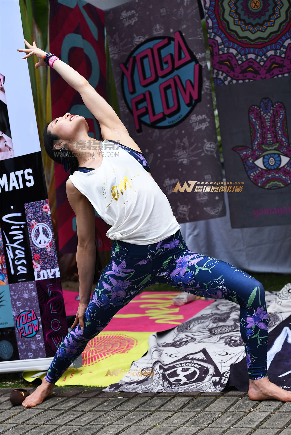 【咔喳赛贴】曼妙身材改行摆地摊-日更街拍