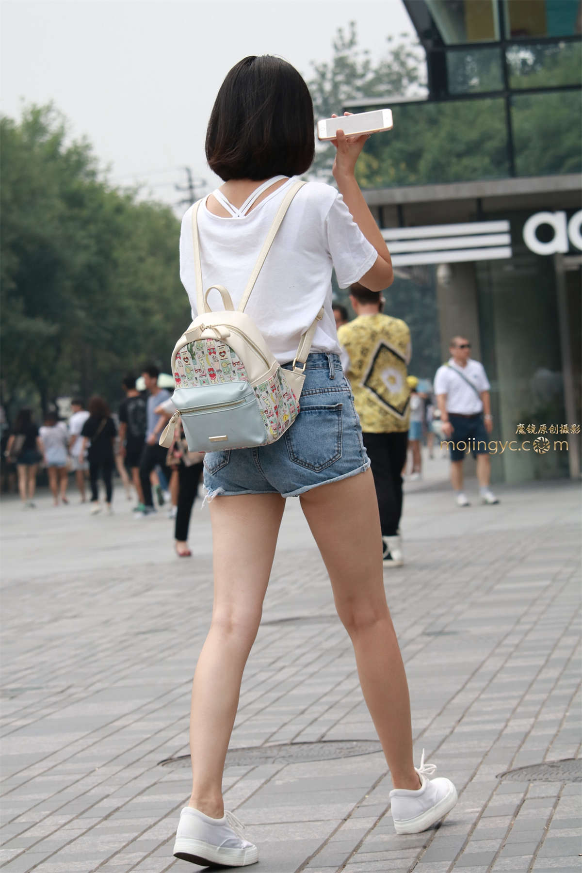 萝莉的美腿美臀-日更街拍