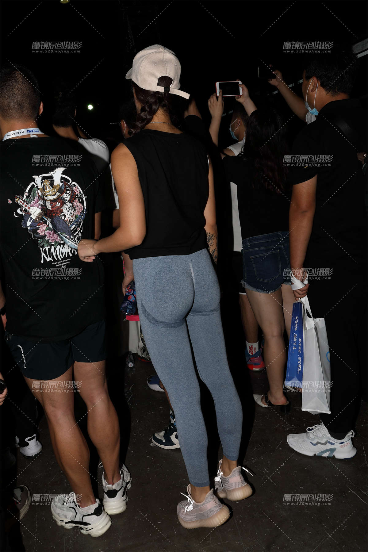 【欧阳赛贴】浅蓝色紧身长腿美女插图1