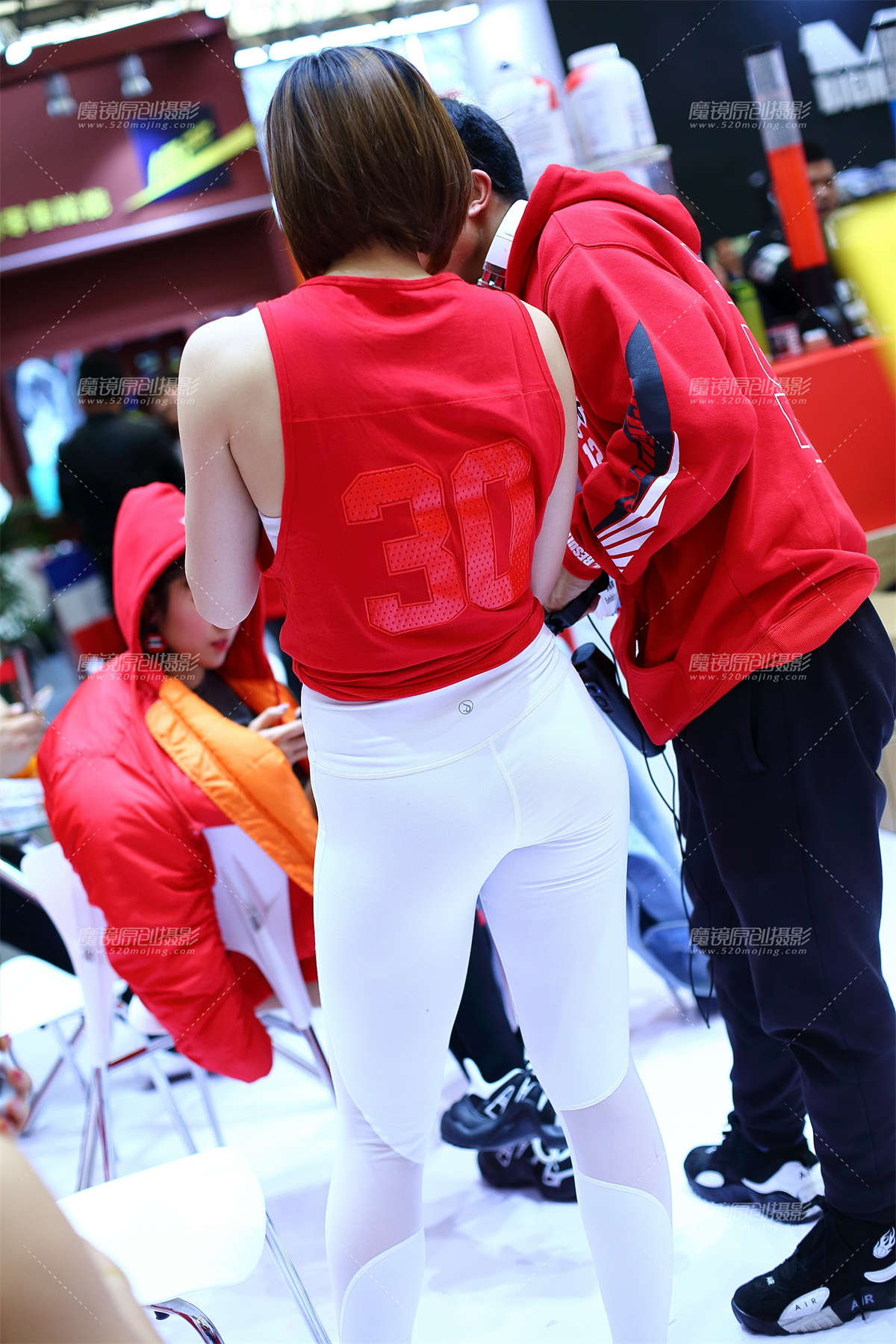 红衣白色紧身运动裤插图1