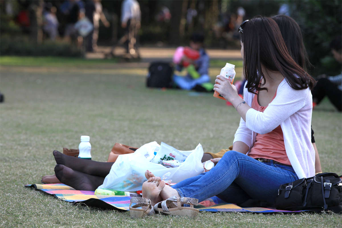 图片[2]-踏青公园街拍系列No.1039 没有对比就没有伤害，让长黑丝沦为陪衬的美脚 第3套-日更街拍