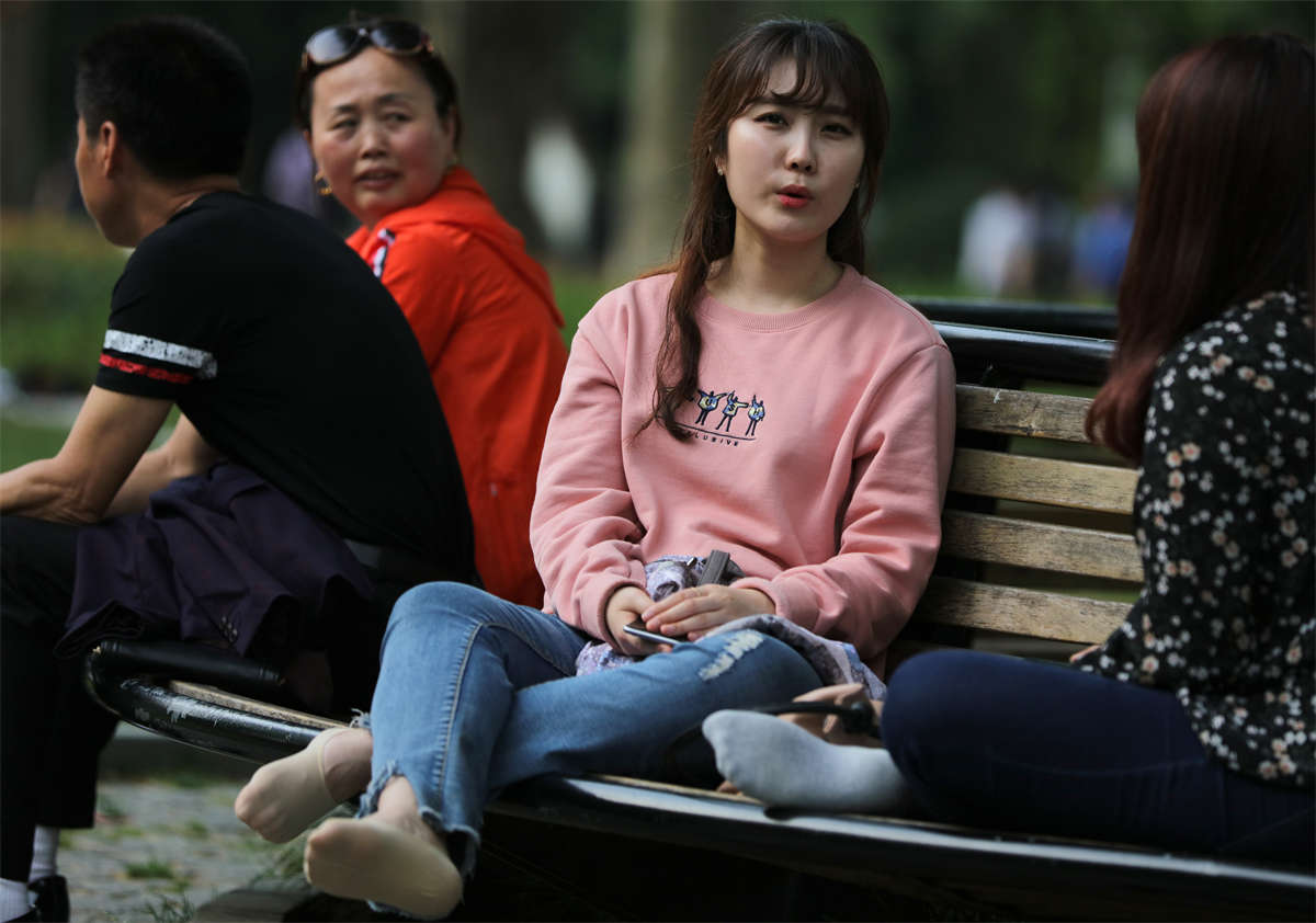 图片[2]-踏青公园街拍系列No.1743 高颜值清纯韩妹，同时满足你对短丝和船袜的幻想-日更街拍