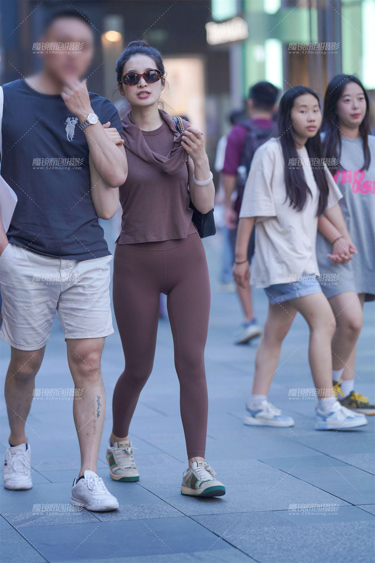 咖色瑜伽裤-日更街拍