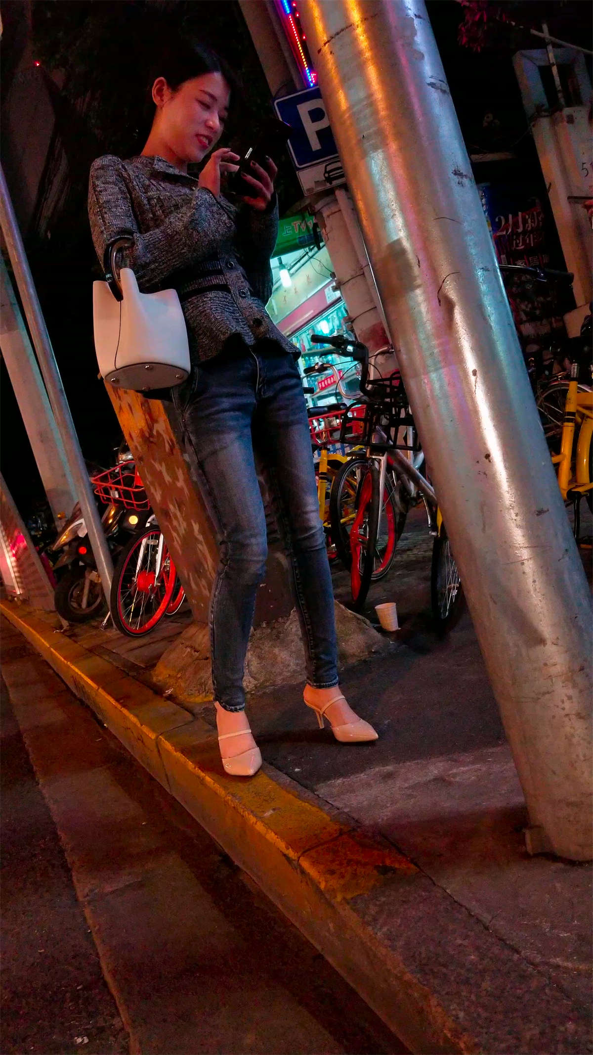 图片[2]-夜幕下等车的紧身蓝牛小清新-日更街拍