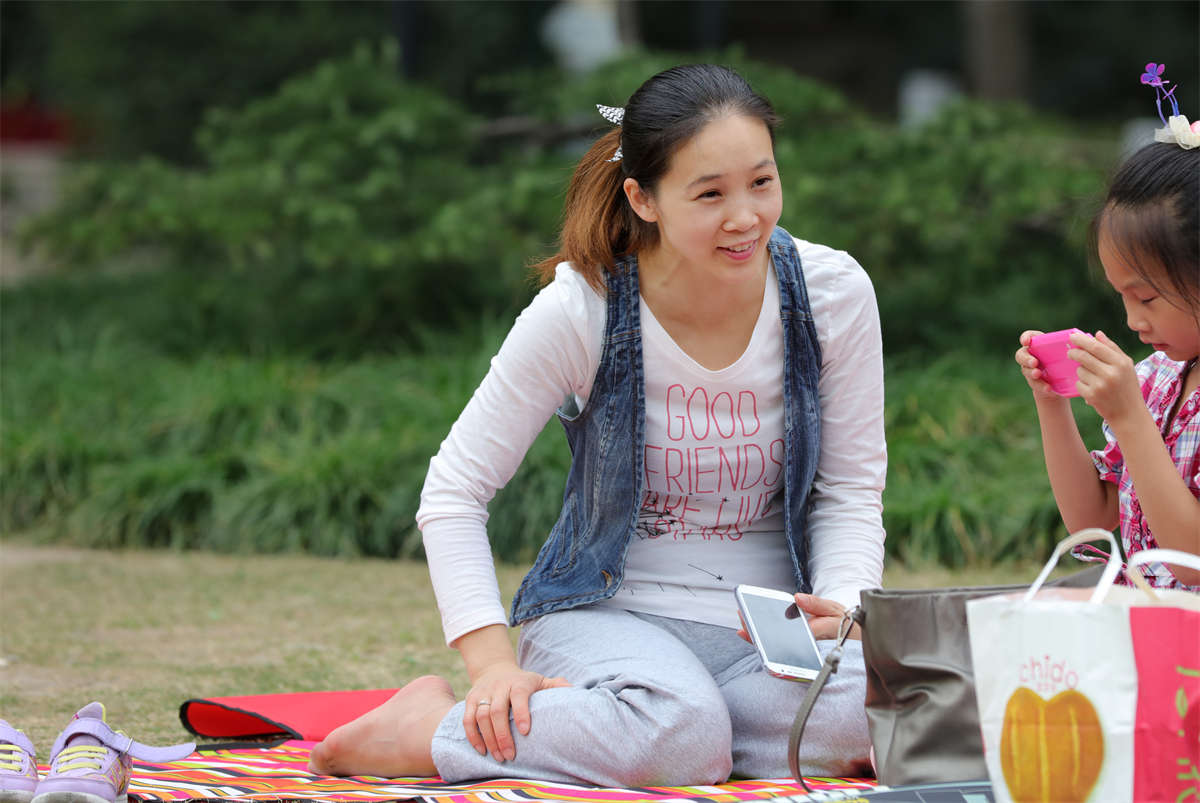 踏青公园街拍系列No.1232 休闲打扮的少妇，一双小脚配上短肉丝恰到好处-日更街拍